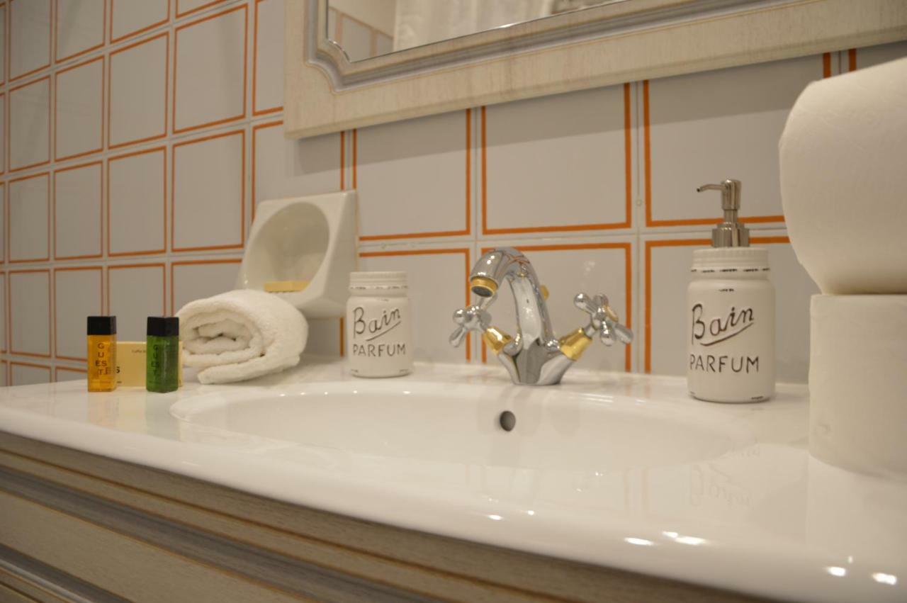 Historic Center - Elegant Apartment With Charming Antiques - Raffaello Inn Рим Экстерьер фото